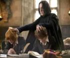 Profesör Severus Snape, Harry Potter, Ron Weasley inceleyerek